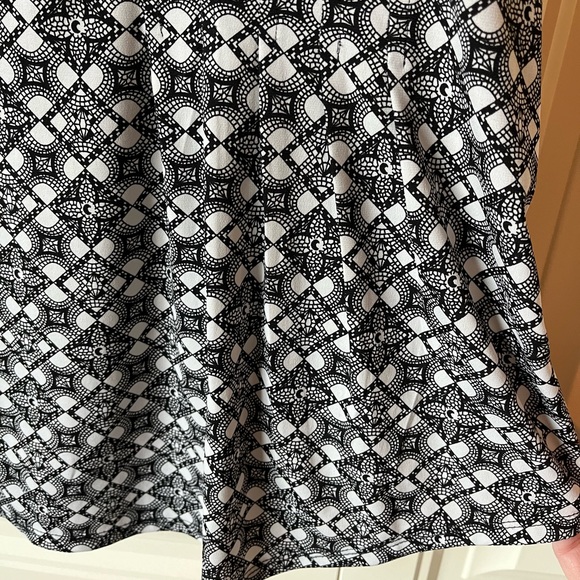 db Black and White sleeveless blouse with button detail - Picture 2 of 6